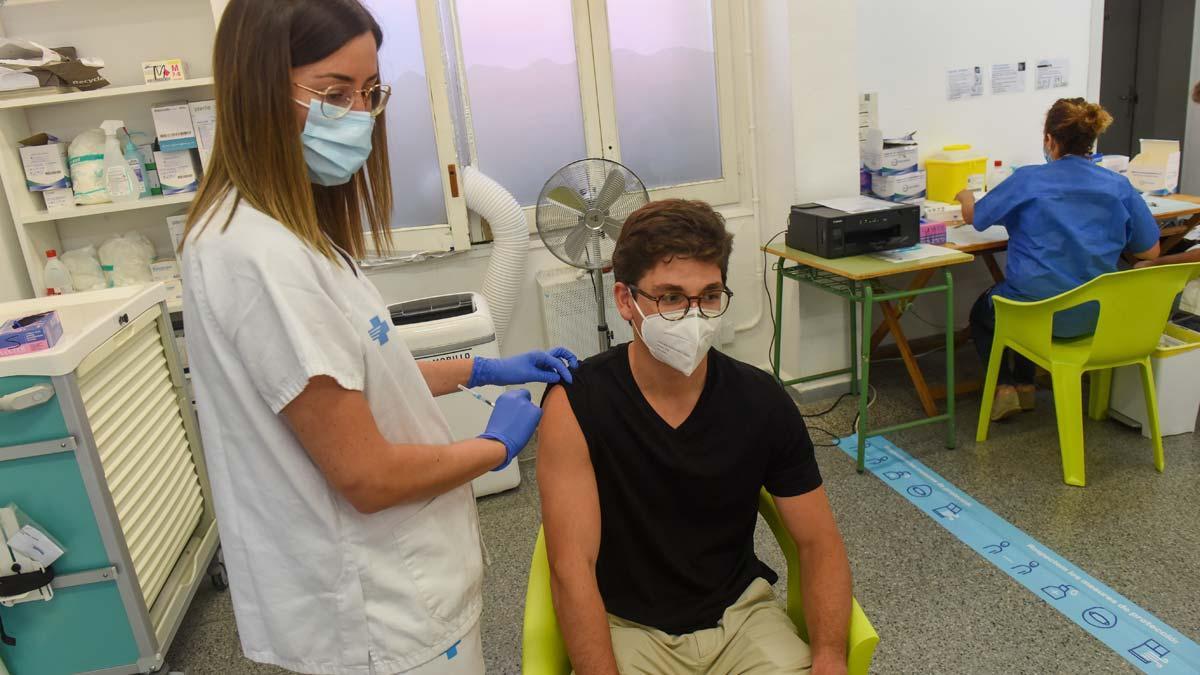 Un joven se vacuna el primer día en que la convocatoria de vacunación se abría a los jóvenes, en Alcarràs