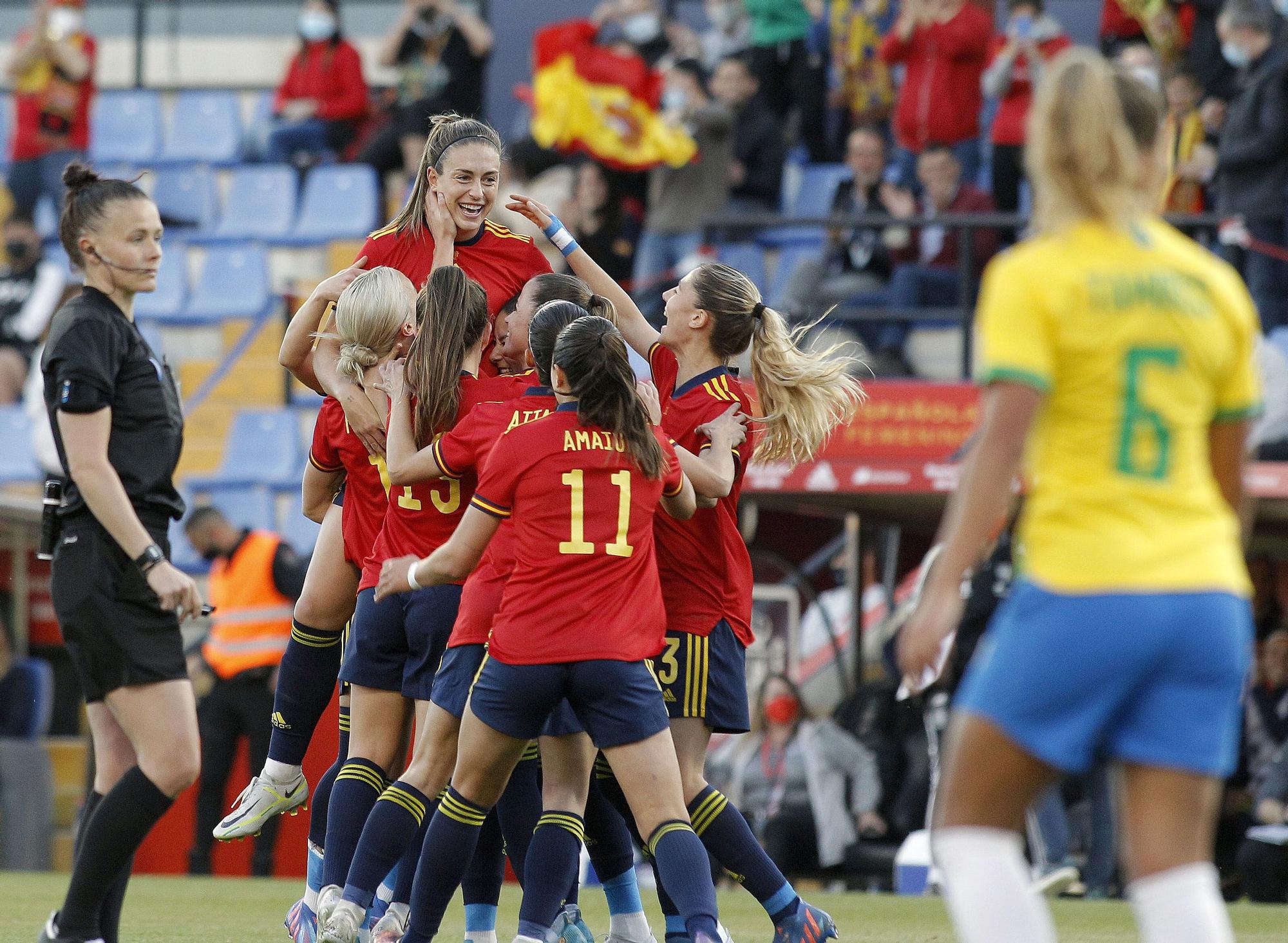 La jugadora de la selección española de Fútbol, Alexia Putellas, es felicitada por sus compañeras tras marcar ante Brasil, durante un amistoso.