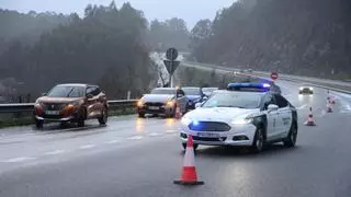 Ingrid convierte la autovía en una pista de patinaje, tira árboles y suspende el barco a Vigo