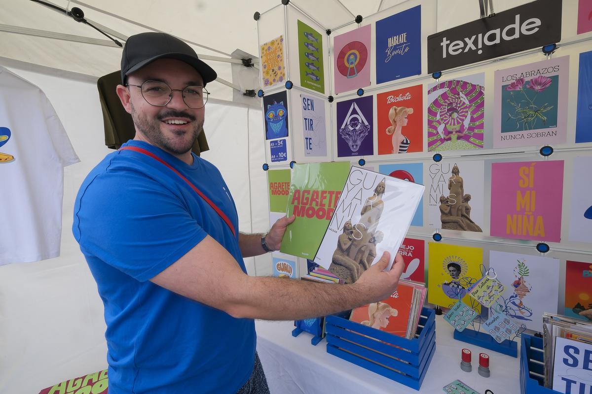 Texiade Santana con las ilustraciones de su marca Texiade design.
