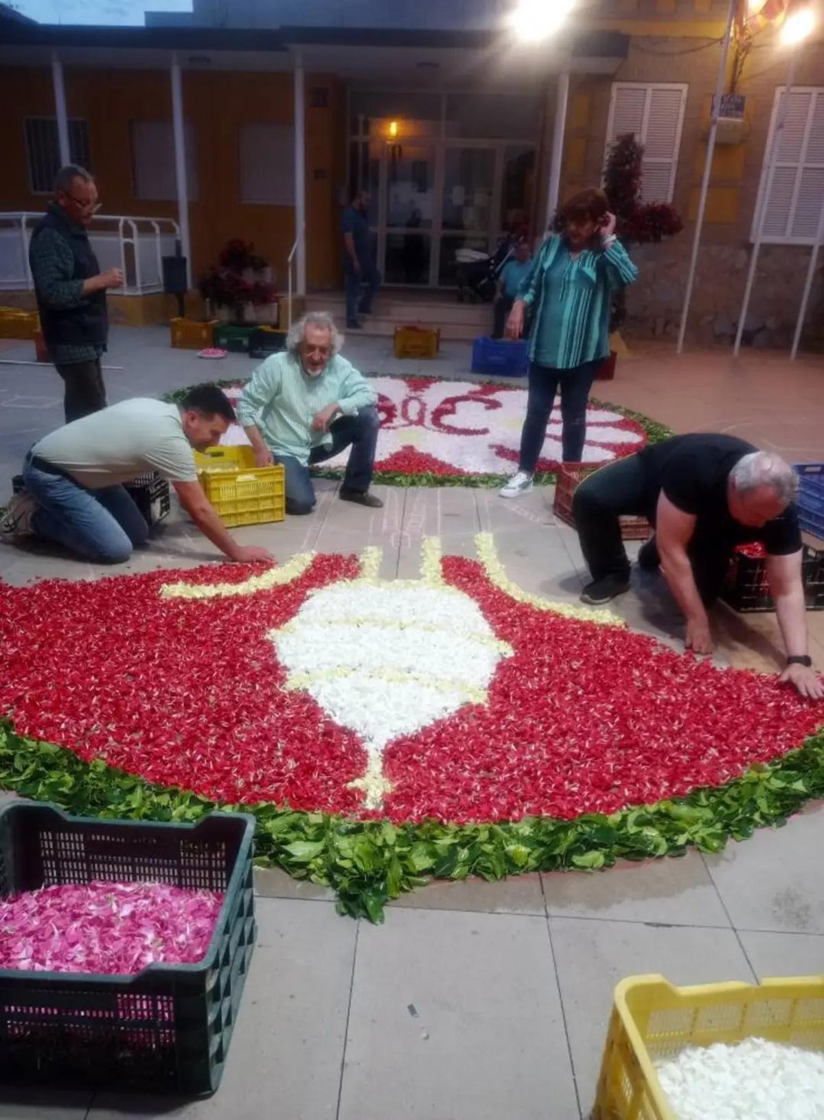 Preparación del tapiz floral de este año