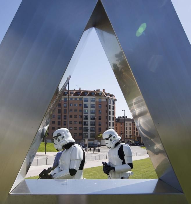 Miembros de la 'Legión 501' de Star Wars en Asturias, en el HUCA