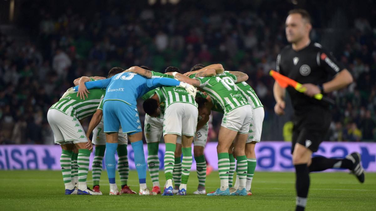La plantilla del Betis hace piña al comienzo del partido contra la Real Sociedad