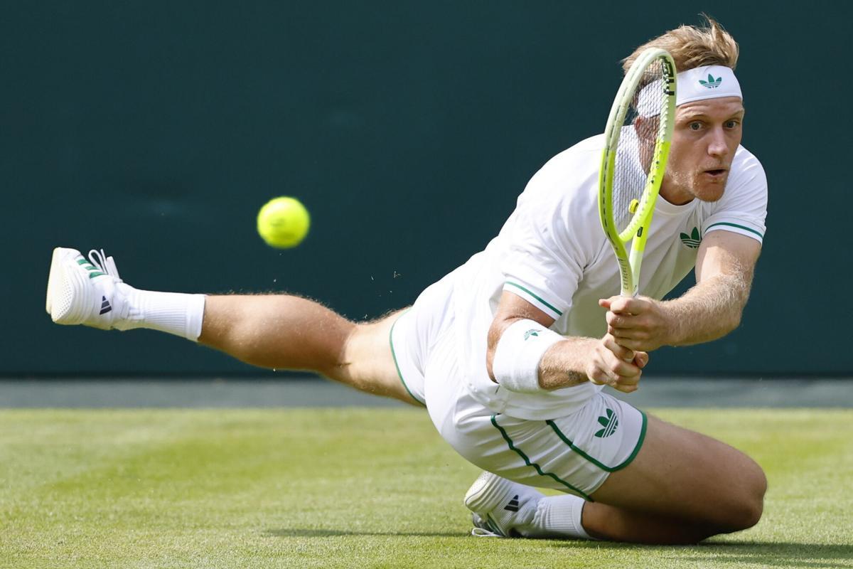 Wimbledon (United Kingdom), 04/07/2025.- Alejandro Davidovich Fokina of Spain in action during the Men's 3rd round match against Taylor Fritz of the USA at the Wimbledon Championships, Wimbledon, Britain, 04 July 2025. (Tenis, España, Reino Unido) EFE/EPA/TOLGA AKMEN EDITORIAL USE ONLY