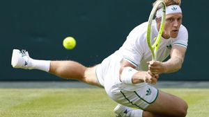 Wimbledon (United Kingdom), 04/07/2025.- Alejandro Davidovich Fokina of Spain in action during the Mens 3rd round match against Taylor Fritz of the USA at the Wimbledon Championships, Wimbledon, Britain, 04 July 2025. (Tenis, España, Reino Unido) EFE/EPA/TOLGA AKMEN EDITORIAL USE ONLY