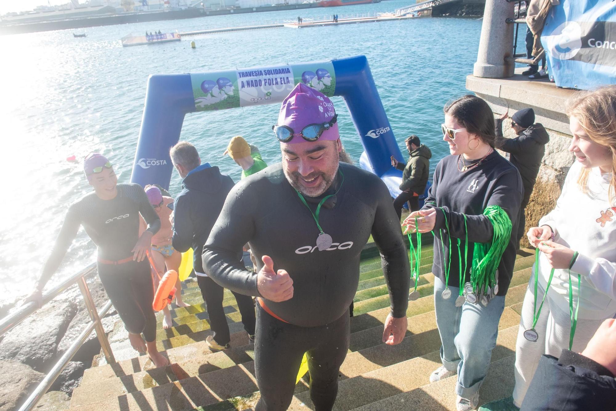 A Coruña desafía al frío y al mar para visibilizar la ELA