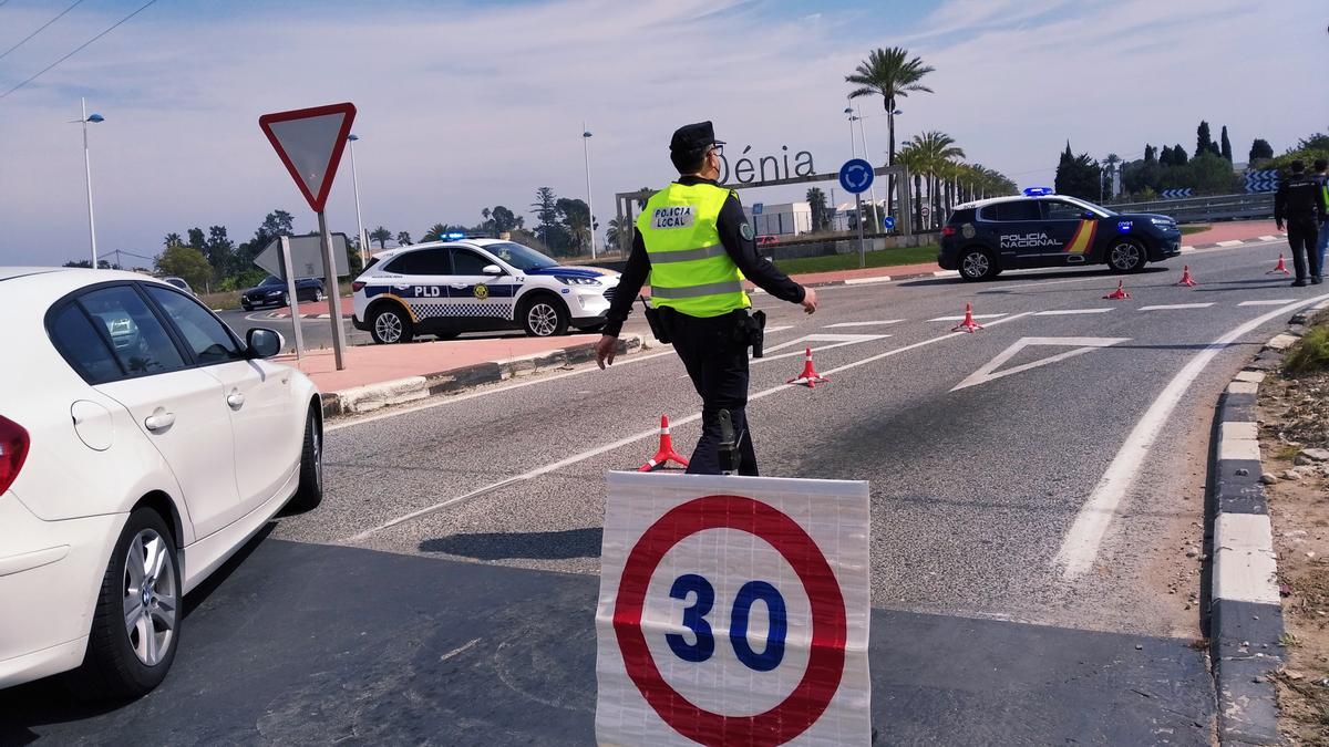 Uno de los controles policiales realizados estos días en la entrada a Dénia