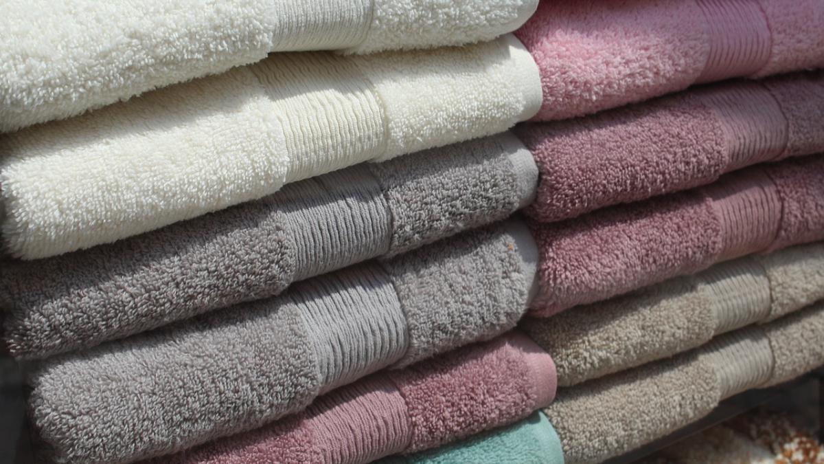 Disfruta de toallas perfumadas y esponjosas con el remedio casero de una experta