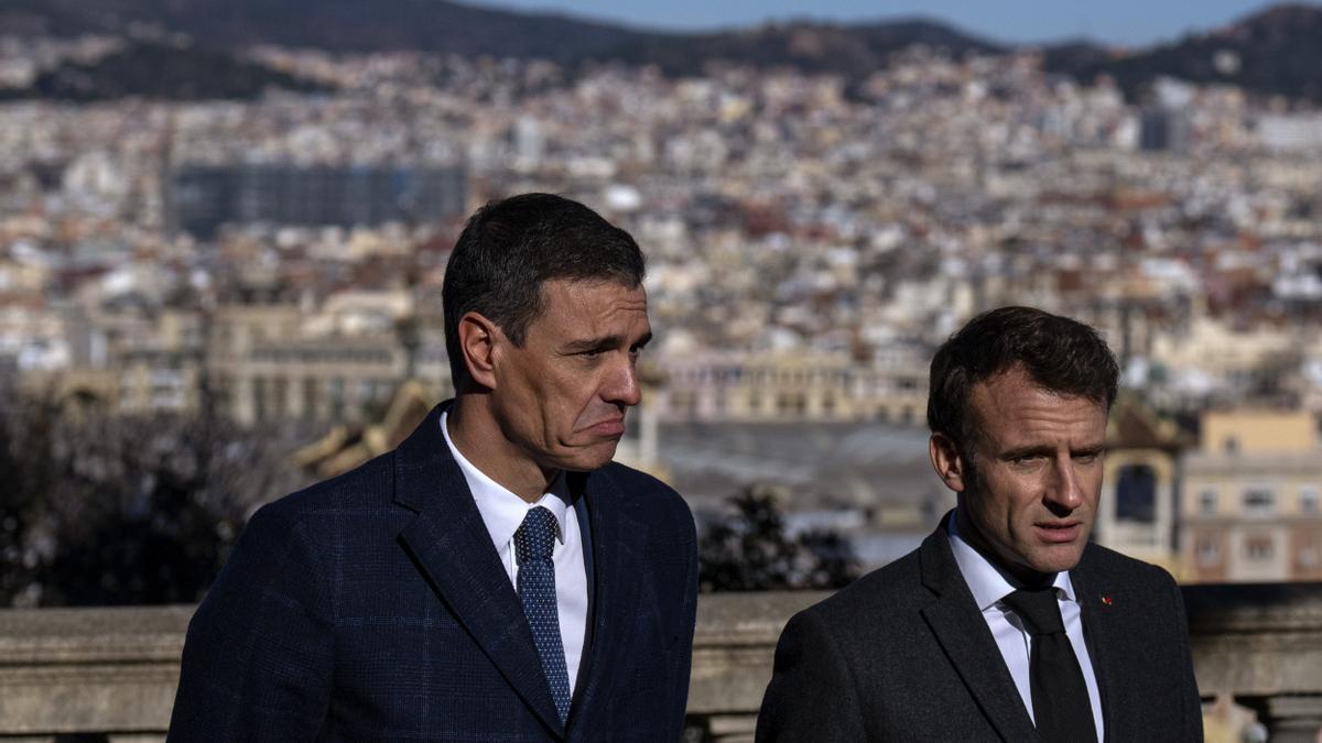 Pedro Sanchez (l), Ministerpräsident von Spanien, und Emmanuel Macron, Präsident von Frankreich, sprechen in Barcelona. Frankreich und Spanien wollen bei einem Gipfeltreffen beider Regierungen am Donnerstag in Barcelona ein Freundschafts- und Kooperationsabkommen schließen.