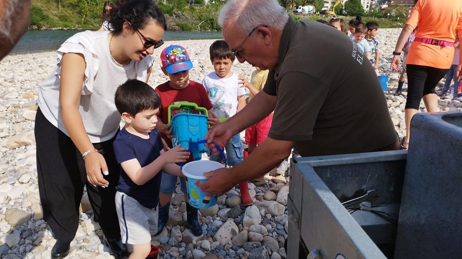 Los escolares de Arriondas repueblan el Sella con 5.000 alevines de trucha