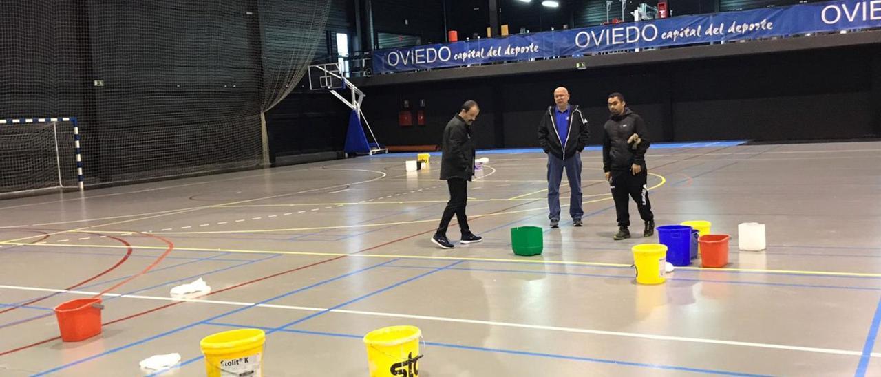 El polideportivo Corredoria Arena, con la pista cubierta de cubos para recoger el agua. | Irma Collín