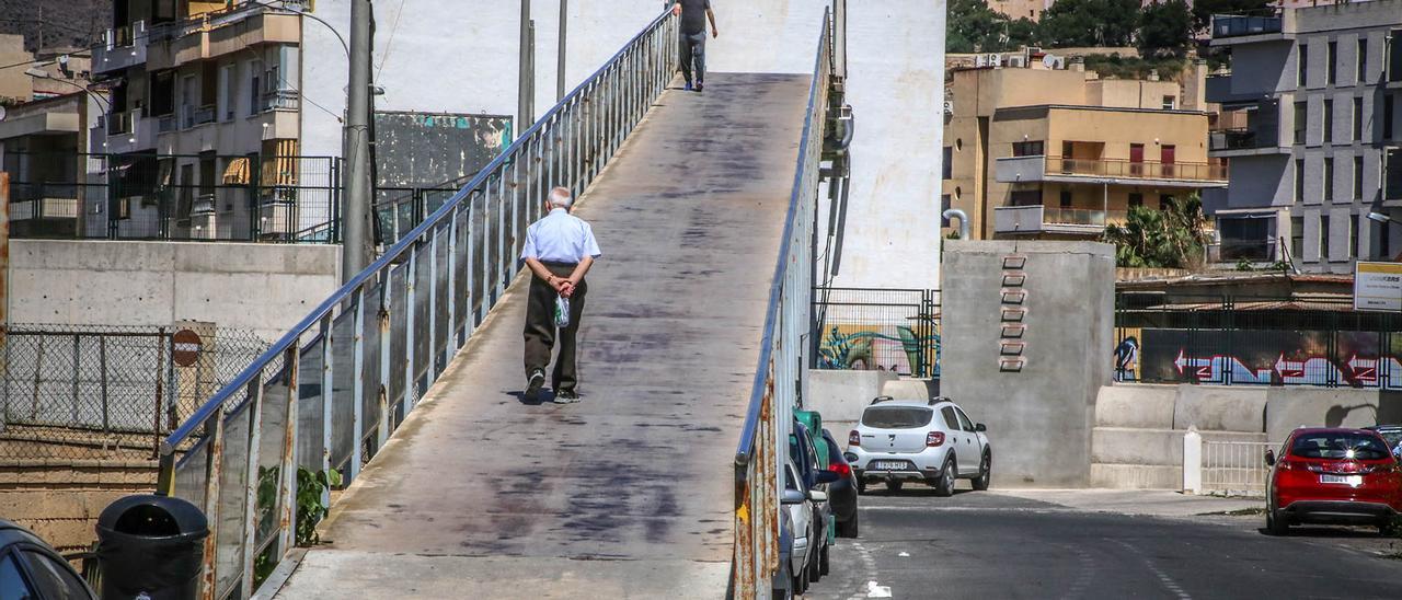 Imagen de la actual pasarela peatonal que no cumple los mínimos de accesibilidad