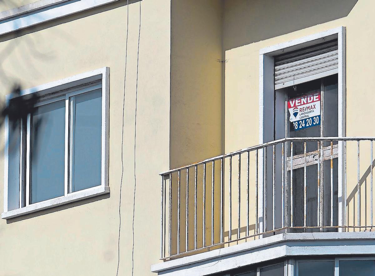 Un cartel de 'se vende' en una propiedad en Canarias.