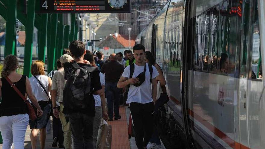 Viajeros, en la estación del tren de Vilagarcía de Arousa. // Iñaki Abella