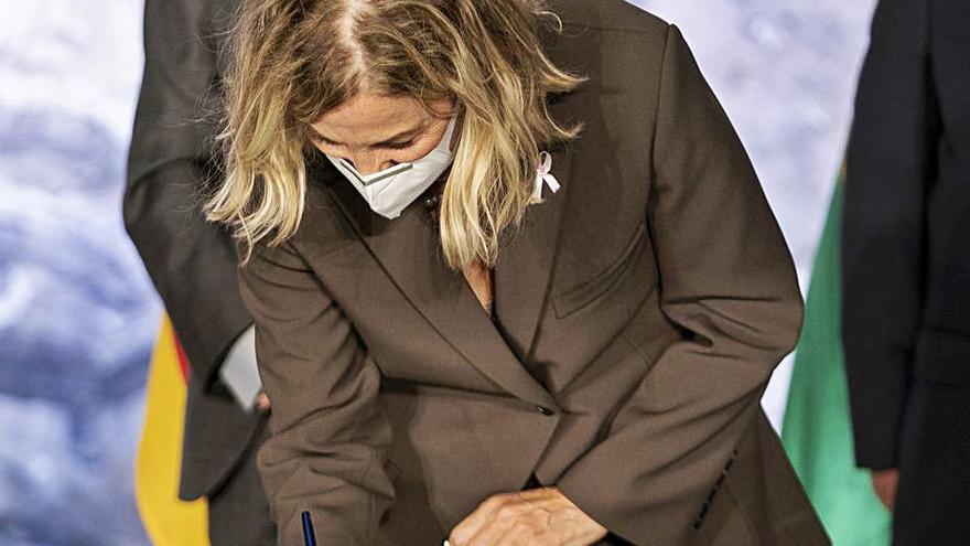 Flora Pérez, durante la firma del acuerdo, ayer. |   // E. PRESS