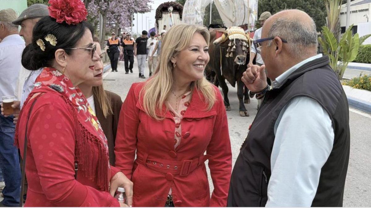 Carolina España con Jesús Lupiáñez, en la romería de Almayate. | EP