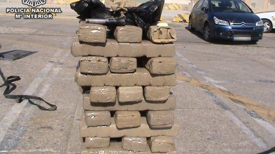Imagen de la droga intervenida en el doble fondo de un camión en el puerto de Almería.