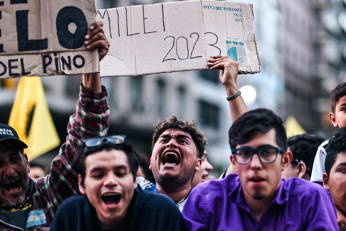 Seguidores del candidato a la Presidencia de Argentina, el líder de La Libertad Avanza Javier Milei.