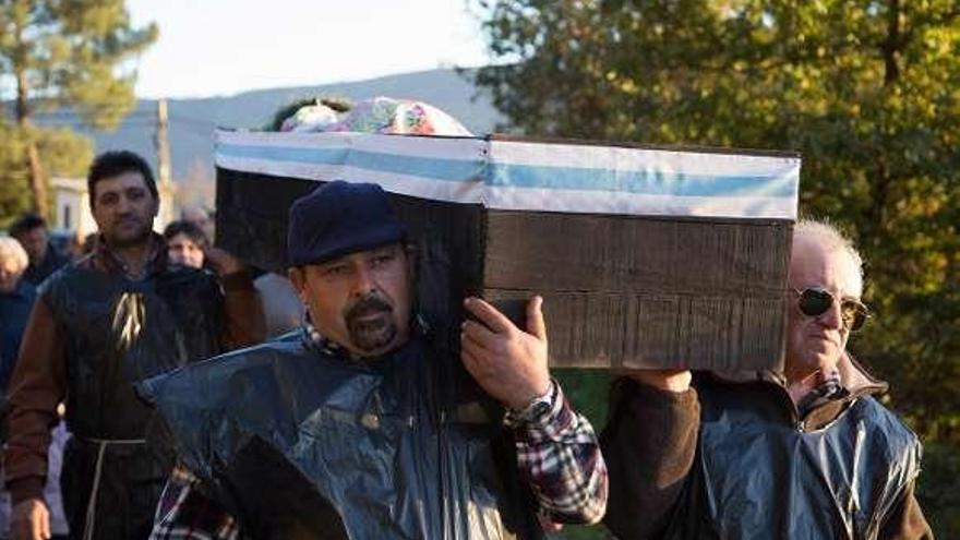 Los vecinos escenificaron un entierro como protesta.  // Anxo Gutiérrez