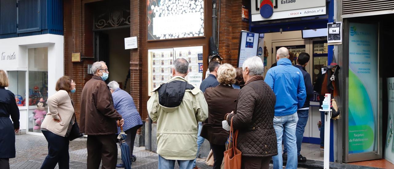 Compradores esperan para adquirir sus décimos en una administración de lotería de Córdoba.