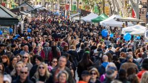 Ambiente de Sant Jordi en La Rambla de Barcelona