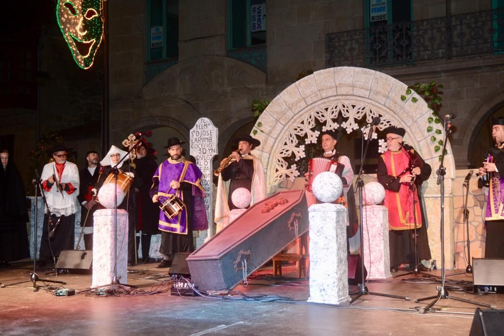 La quema del emblemático loro, ataviado de color violeta, pone fin al intenso Entroido pontevedrés.