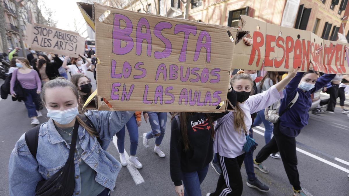 Més de 200 alumnes d’arts escèniques es manifesten per Barcelona