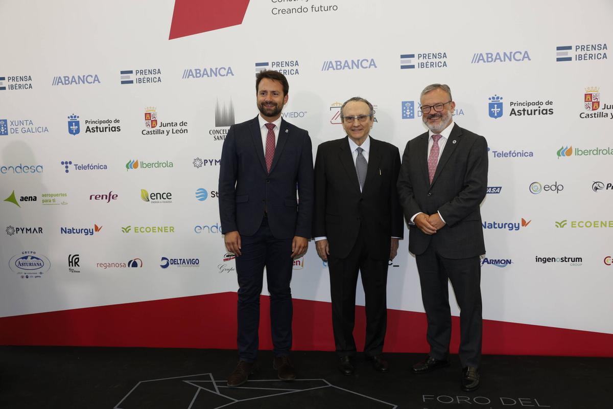Por la izquierda, Álvaro Queipo, presidente del PP de Asturias, Javier Moll, presidente de Prensa Ibérica, y Alfredo García Quintana, concejal de Turismo de Oviedo.