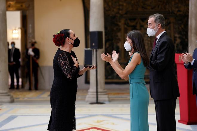 La actriz Rossy de Palma recibe la Medalla de Oro al Mérito en las Bellas Artes de manos de la reina Letizia y el rey Felipe VI