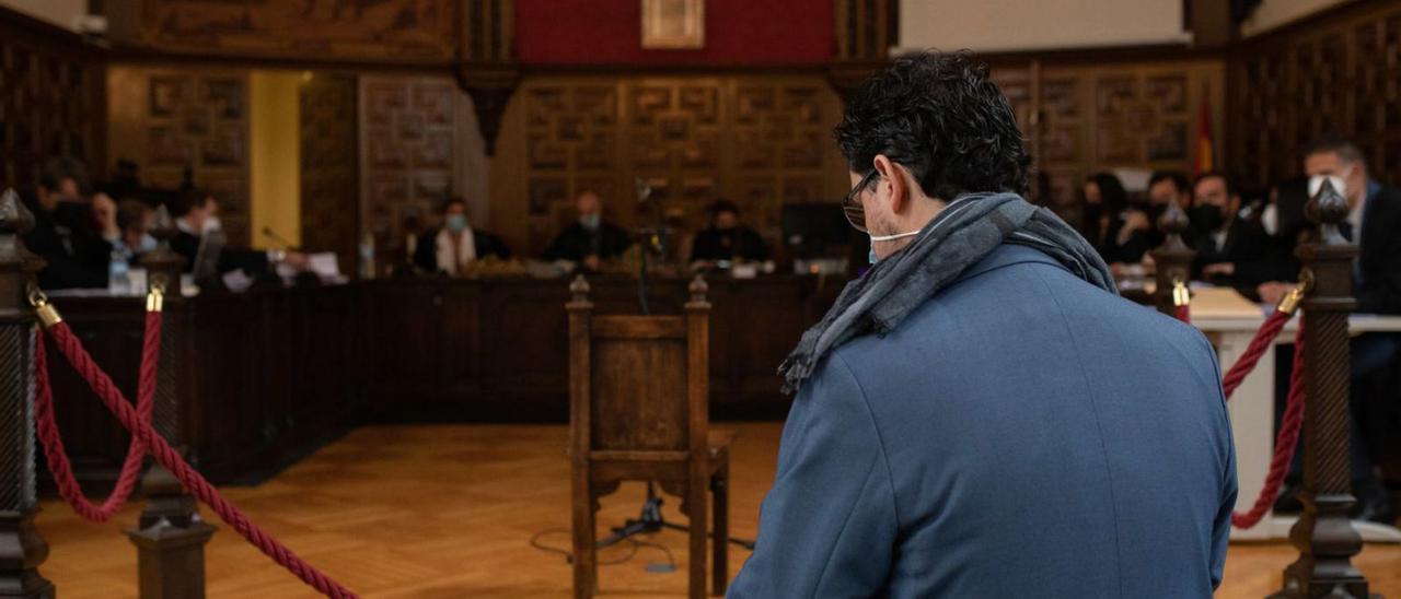 El acusado antes de subir al estrado de la sala de juicios de la Audiencia de Zamora para declarar ayer. | Emilio Fraile