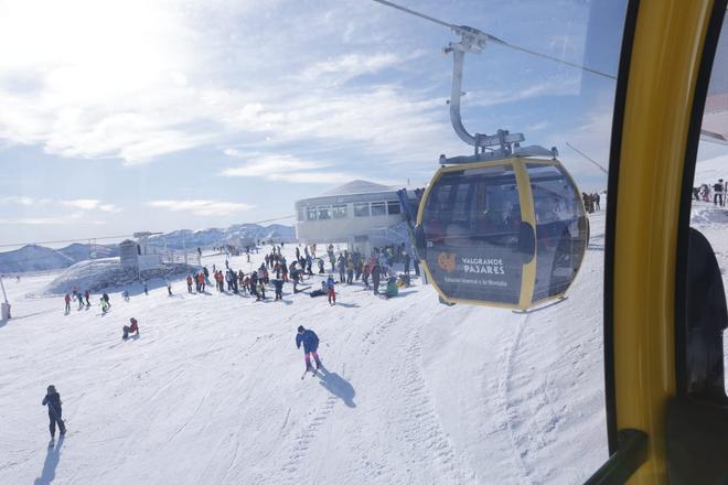 Así está siendo el primer día de la temporada de esquí en Asturias: Pajares y Fuentes, con muchos aficionados