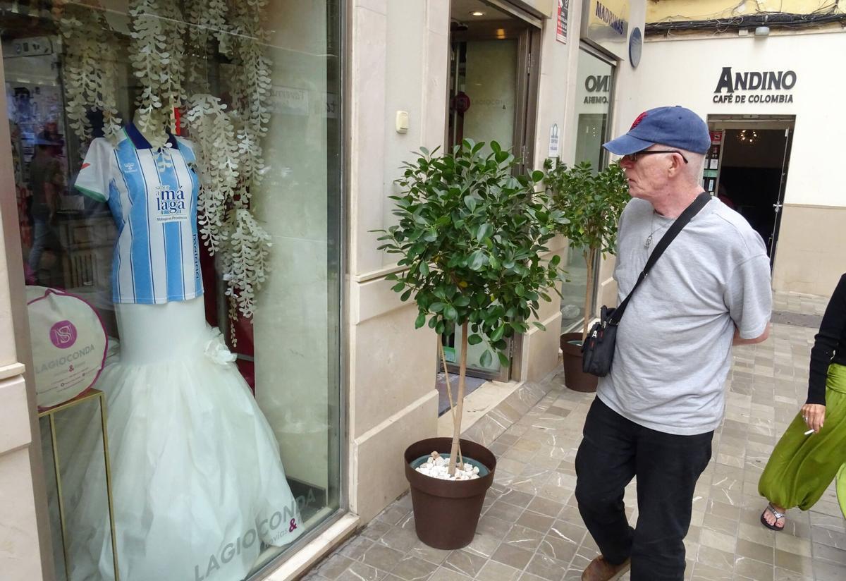 Miles de malagueños muestran su apoyo al Málaga con banderas, camisetas o bufandas blanquiazules. Miles de malagueños muestran su apoyo al Málaga con banderas, camisetas o bufandas blanquiazules.