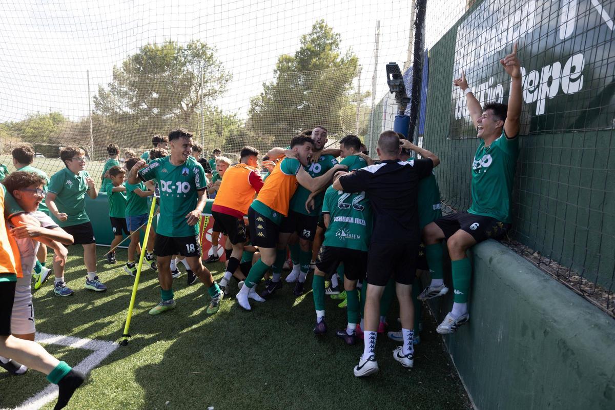 Mira todas las imágenes del triunfo del PE Sant Jordi para ascender a Tercera RFEF