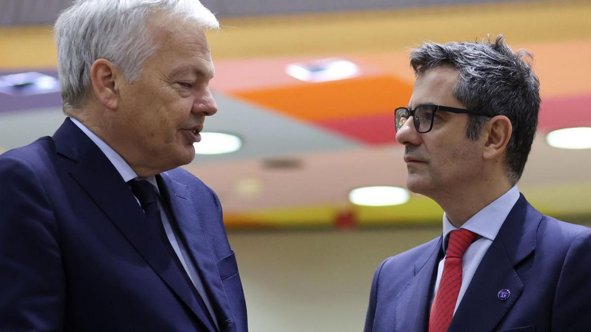 El comissari europeu de Justícia, Didier Reynders, i el ministre espanyol de Presidència, Justícia i Relacions amb les Corts, Félix Bolaños, dilluns a Brussel·les. | OLIVIER HSOLETIL / EFE