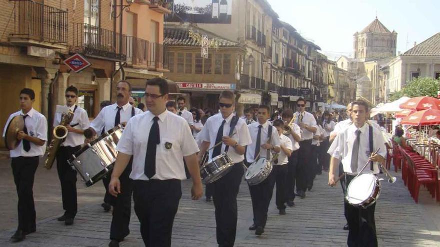 Integrantes de la banda de música de Toro La Lira por el centro de la localidad toresana.