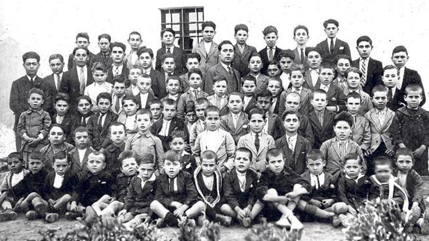 El mestre Lluís Roig i Gavaldà amb un grup d´alumnes i vesins de Sant Llorenç. La foto és
dels voltants de 1932.