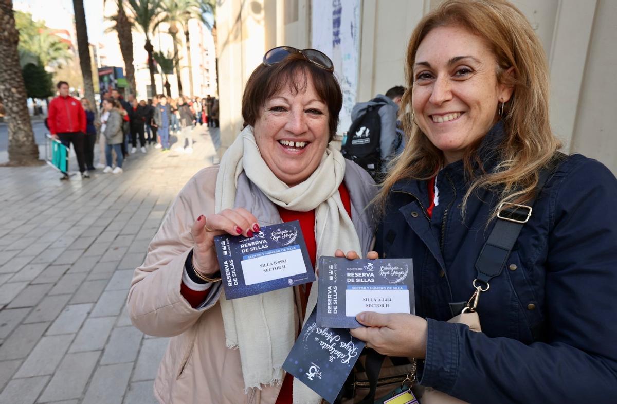 Dos mujeres muestran su entrada para la cabalgata, este lunes en Alicante.