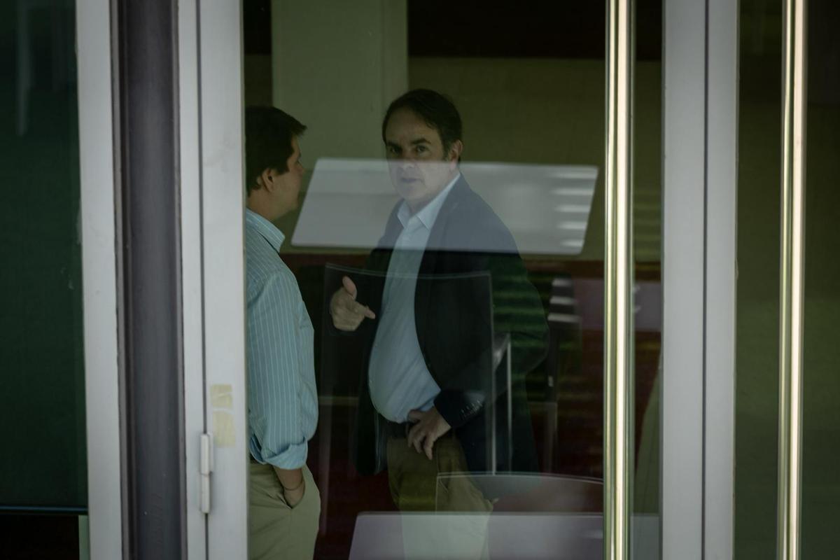 El consejero de Hacienda en funciones, Roberto Bermúdez de Castro, con uno de los asesores del presidente, Ángel Ramos, en el hotel Zentro, donde se están desarrollando las negociaciones con Vox.