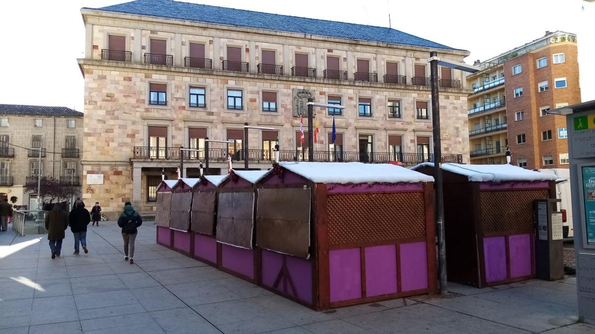 Casetas del mercado de Navidad ya instaladas en la plaza de la Constitución.