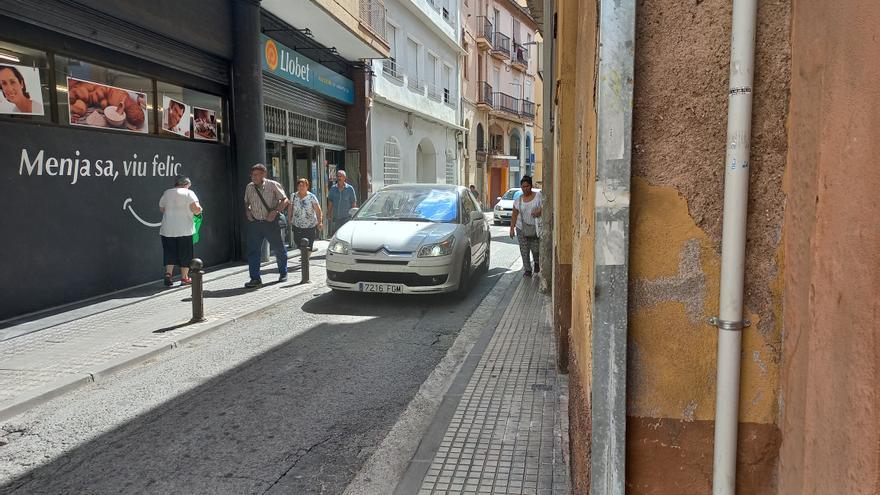 Voreres estretes i cotxes a la calçada, una combinació no apta per a vianants