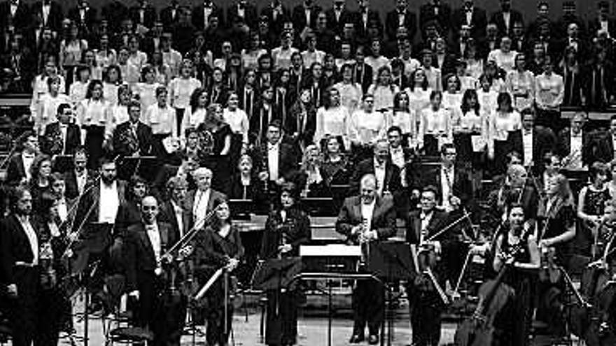 La Orquesta Sinfónica de Galicia, en el concierto de celebración de su décimoquinto aniversario. / víctor echave