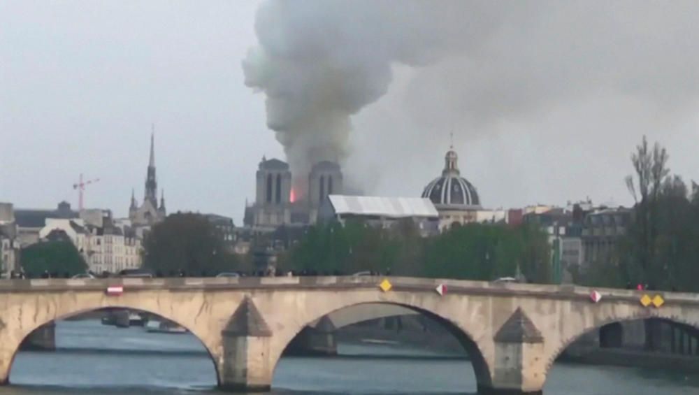 Un incendio devora la catedal de Notre-Dame.