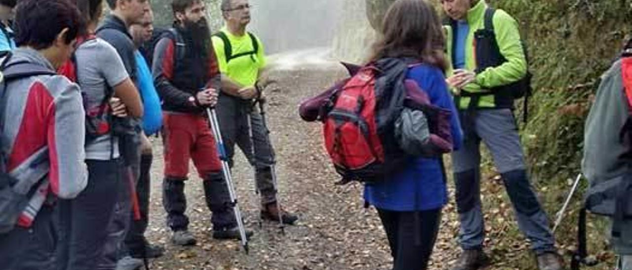 Juancho Aspra, primero por la derecha, se dirige a los participantes en la excursión.