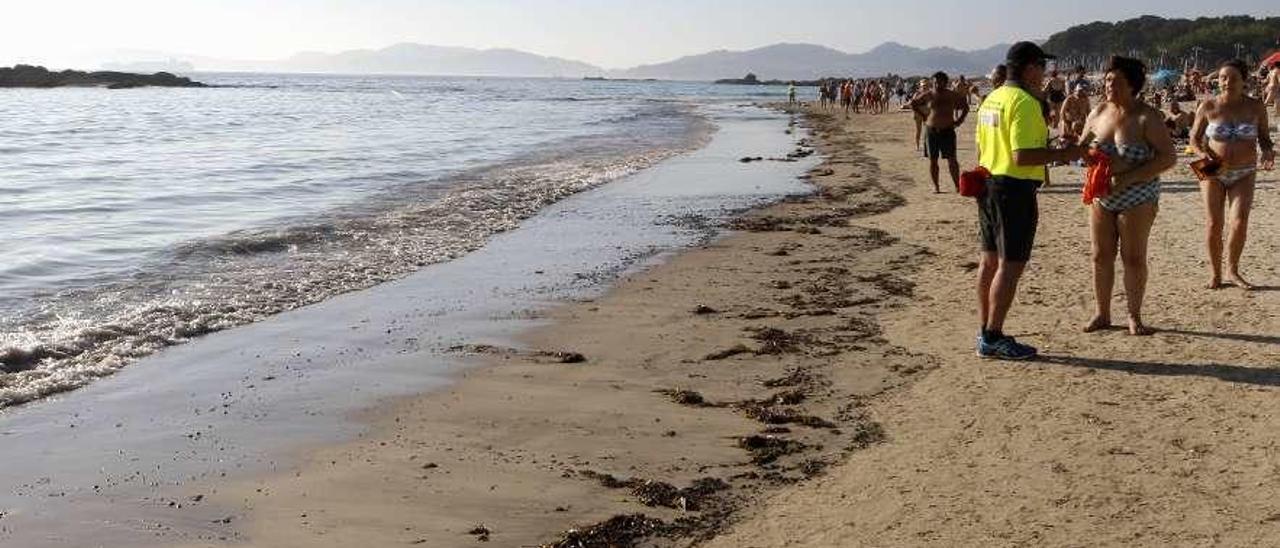 Los servicios de emergencia prohibieron el baño en Samil en junio de 2017 por un vertido. // Alba Villar