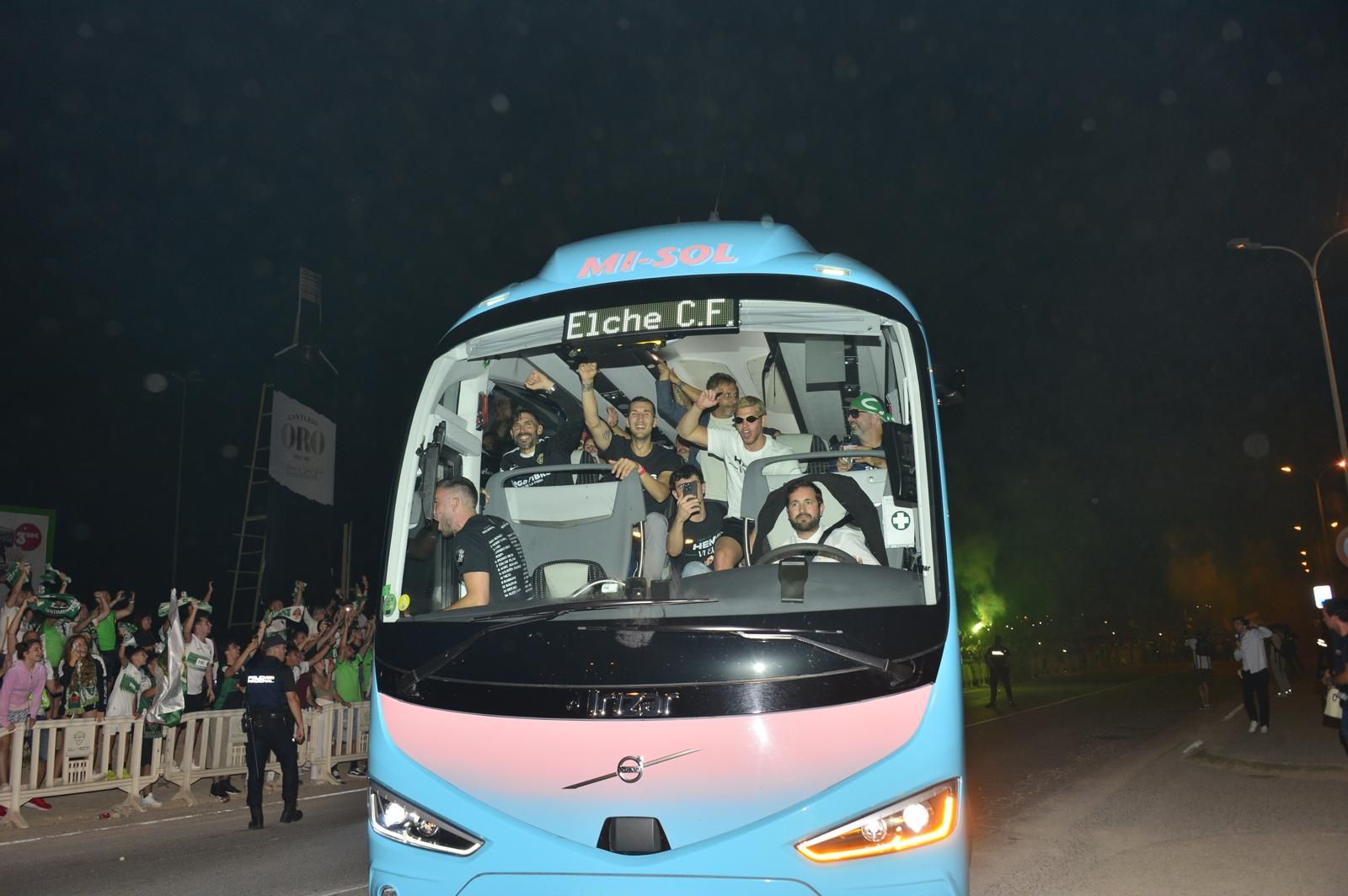 La afición del Elche recibe a los héroes del ascenso a su llegada al Martínez Valero