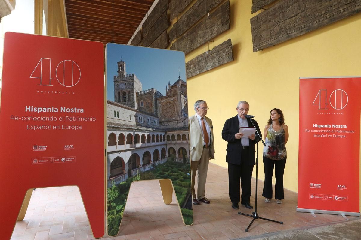 Exposición sobre patrimonio español en el patio de los Naranjos