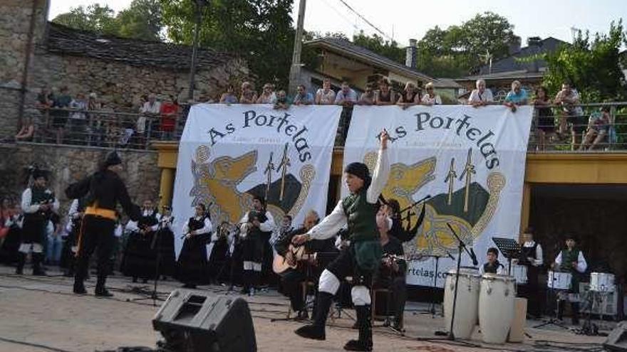 Os Coribantes de Ponte Caldelas exponen su folclore.