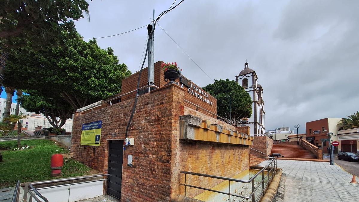 Imagen de los baños de la plaza de La Candelaria cerrados desde hace ocho meses tras el parón de las obras de reformas.