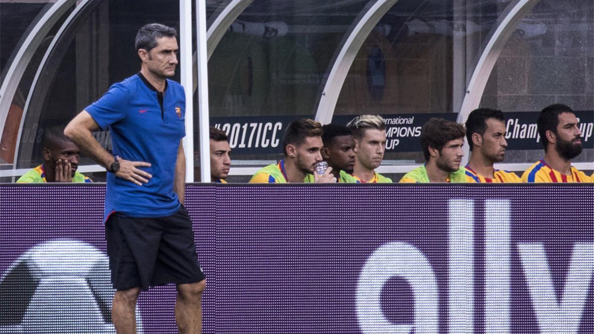 Ernsto Valverde dirige a sus jugadores durante el Barça-Juventos disputado en Nueva Jersey