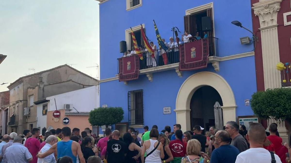 Lectura del pregón desde el balcón del ayuntamiento. |